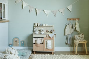 uma cozinha de brincar de criança em um quarto azul