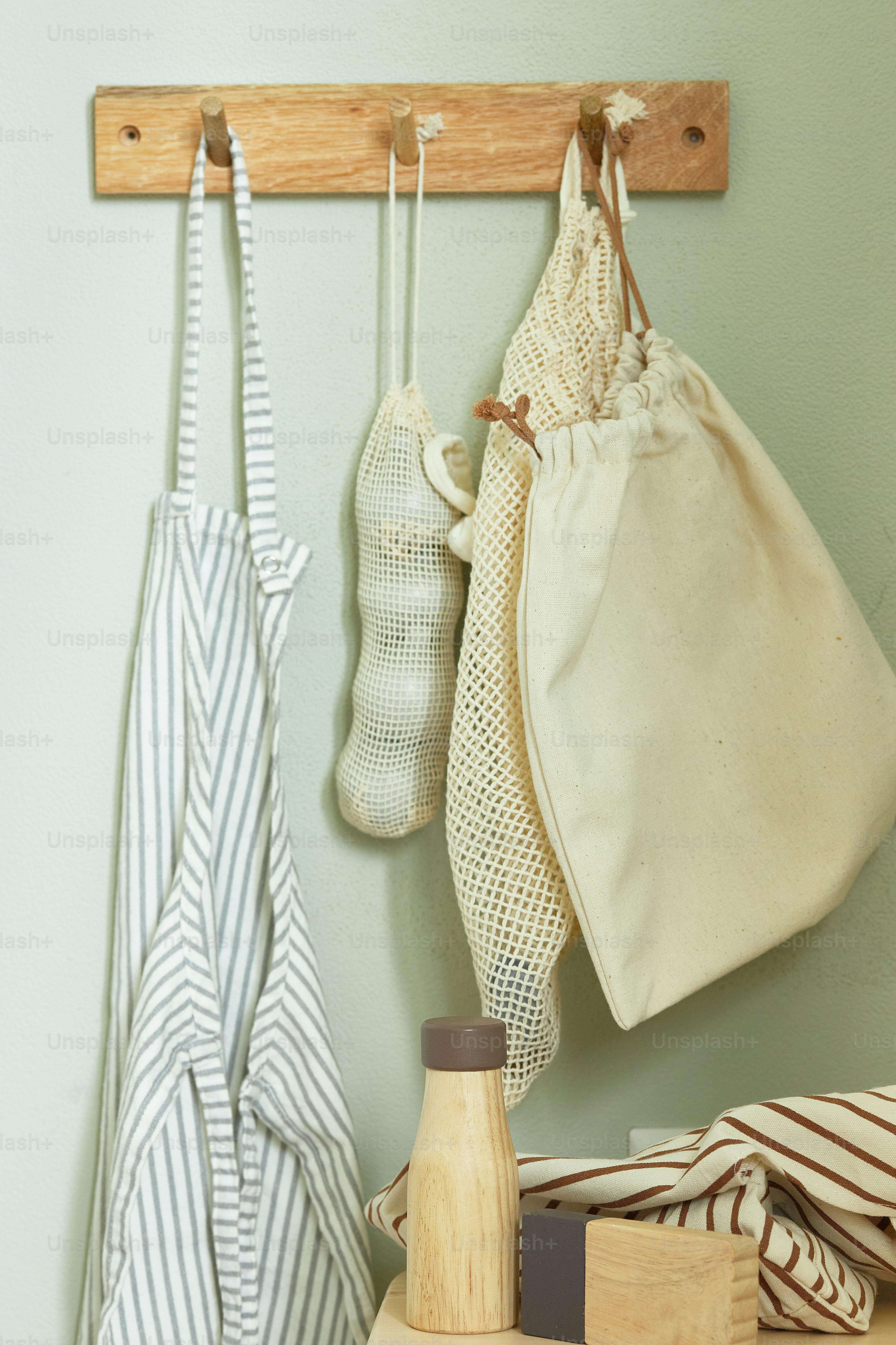 ein paar Taschen, die an einer Wand hängen