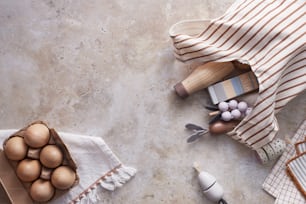 una vista dall'alto di un bancone della cucina con uova e utensili