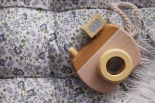 Una cámara de juguete sentada encima de una manta
