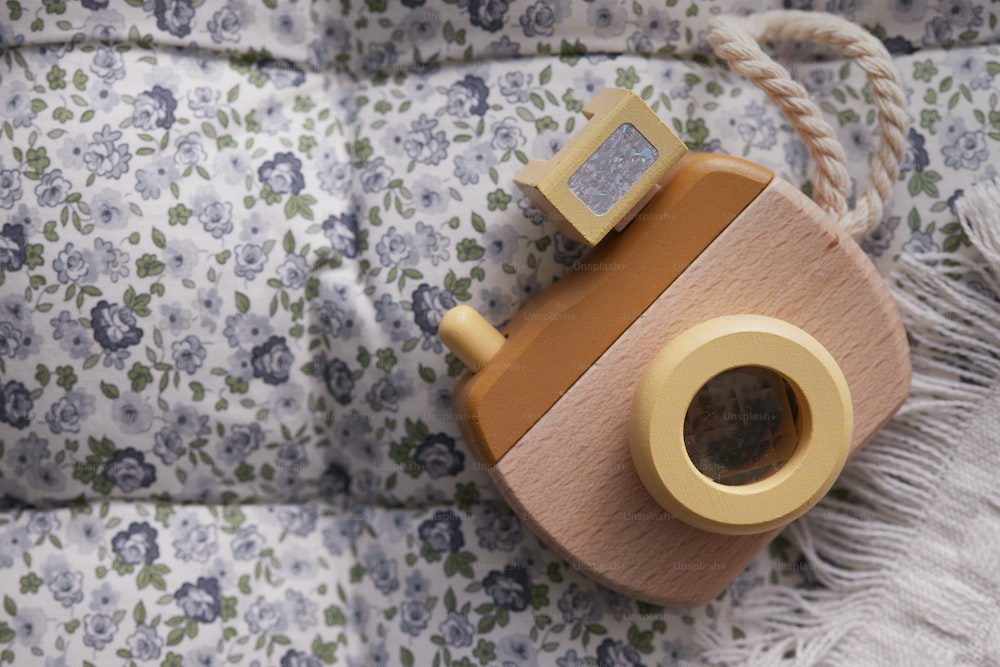 uma câmera de brinquedo sentada em cima de um cobertor