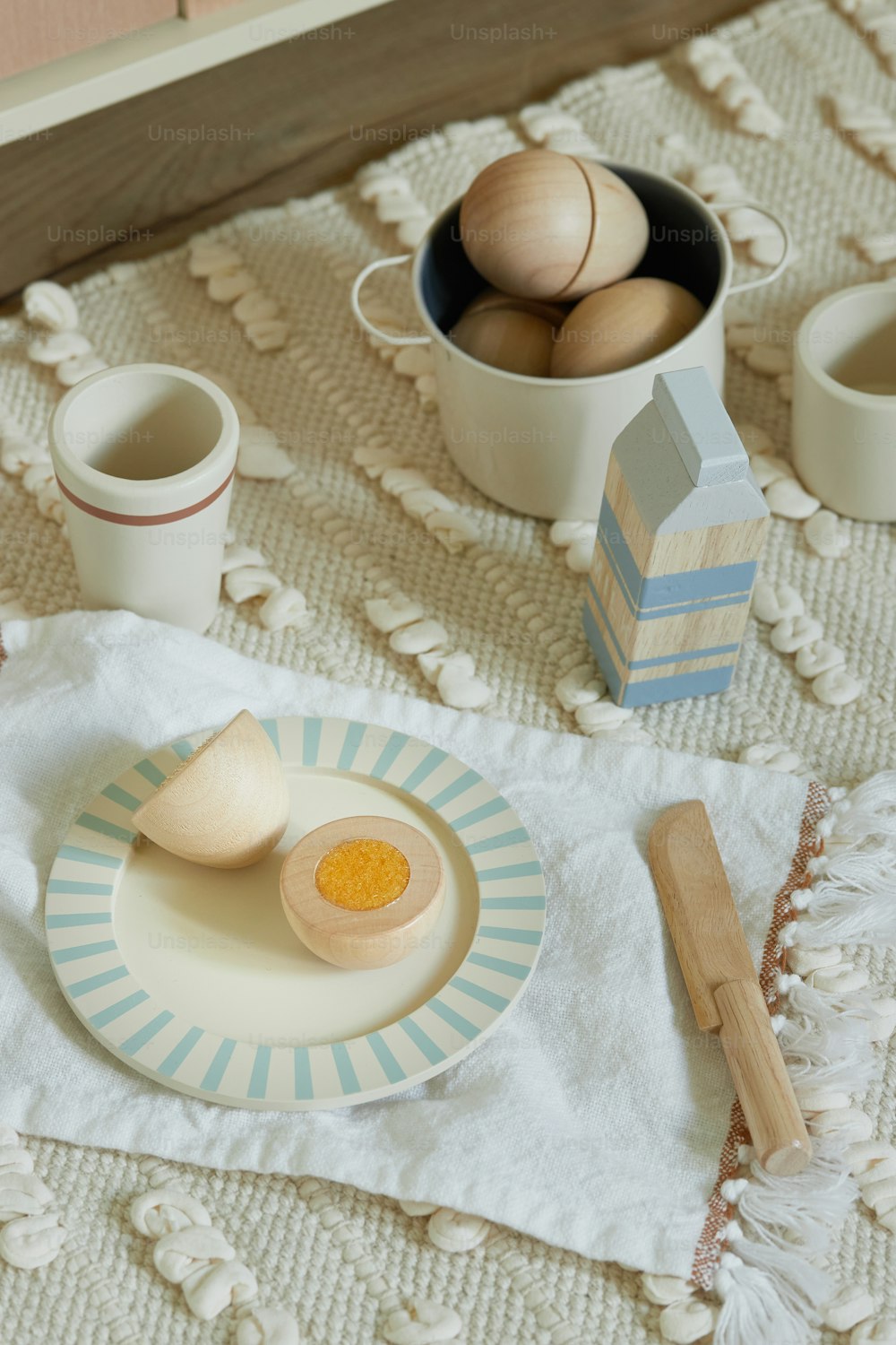 Una mesa cubierta con un plato de huevos junto a un tazón de huevos