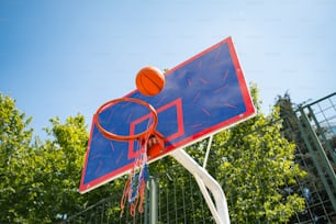 농구공이 있는 파란색과 빨간색 농구 골대