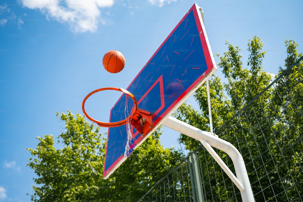 Un pallone da basket che attraversa il canestro di un campo da basket