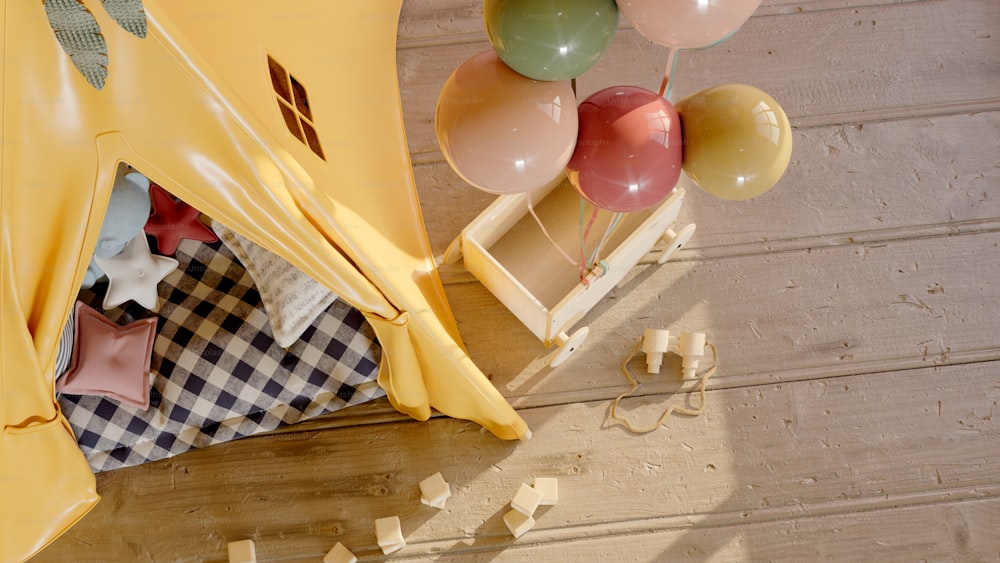 uma tenda amarela com balões e uma toalha de mesa quadriculada