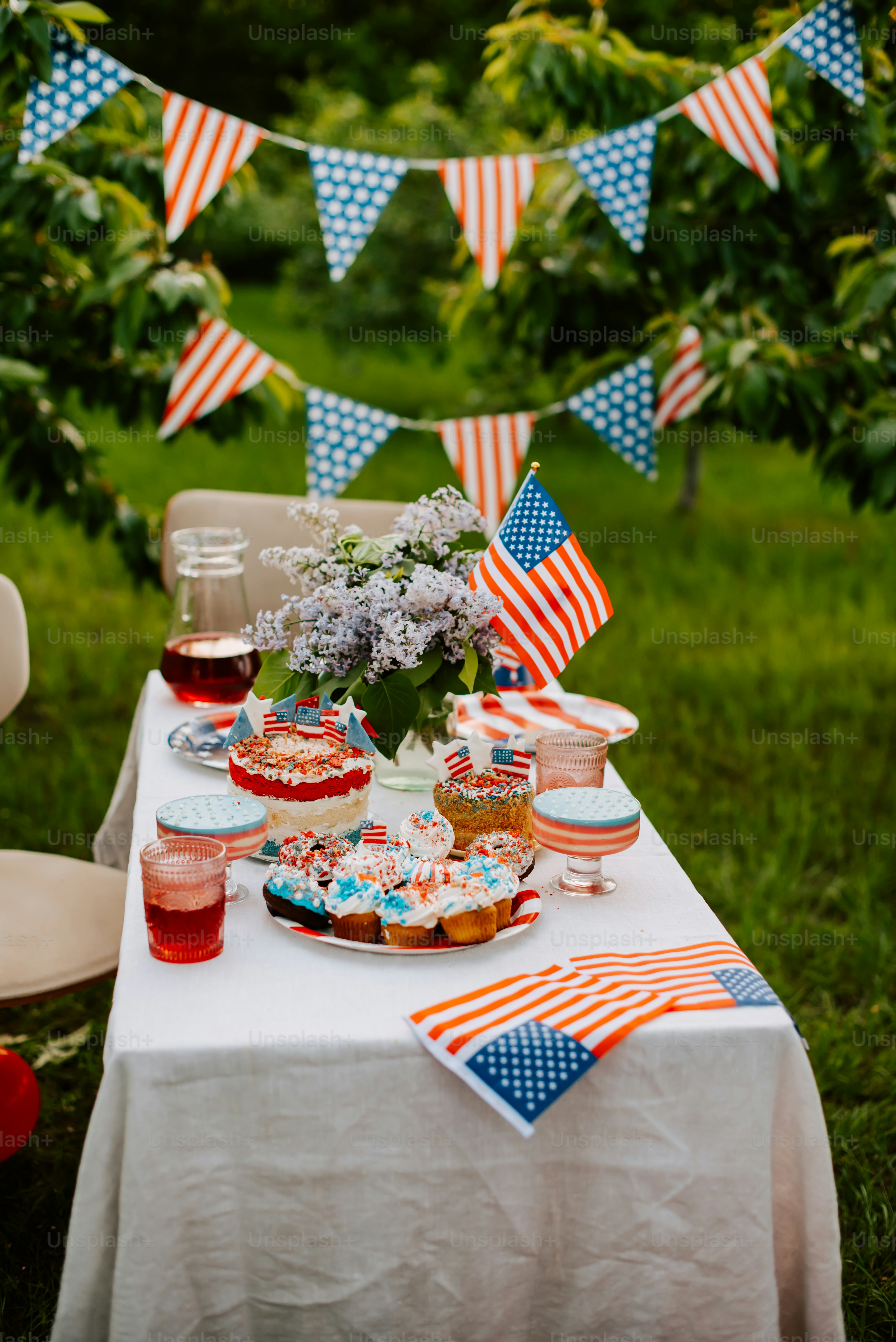ein Tisch mit Tellern und Tassen gefüllt mit Desserts