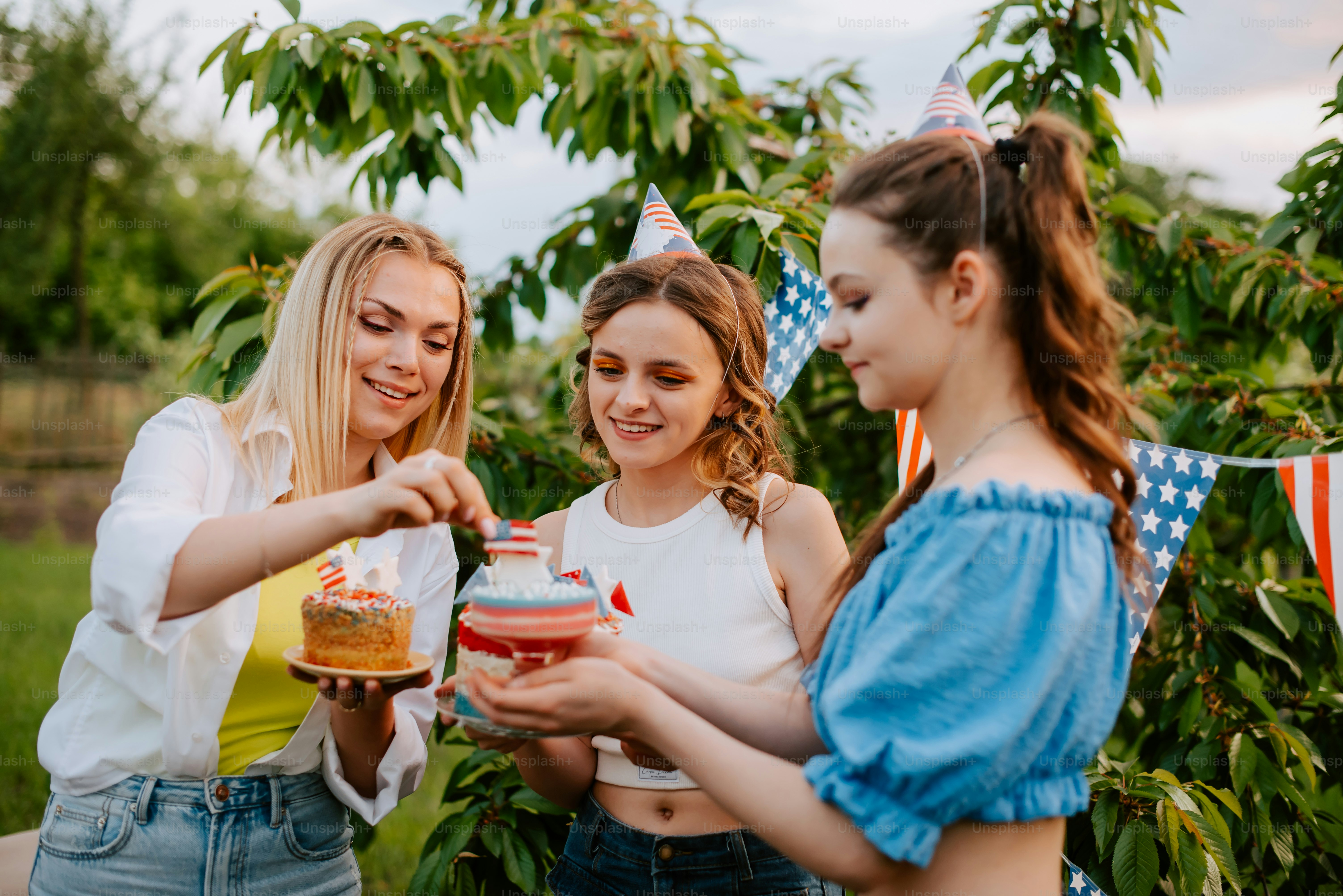 Eine Gruppe junger Frauen, die nebeneinander stehen