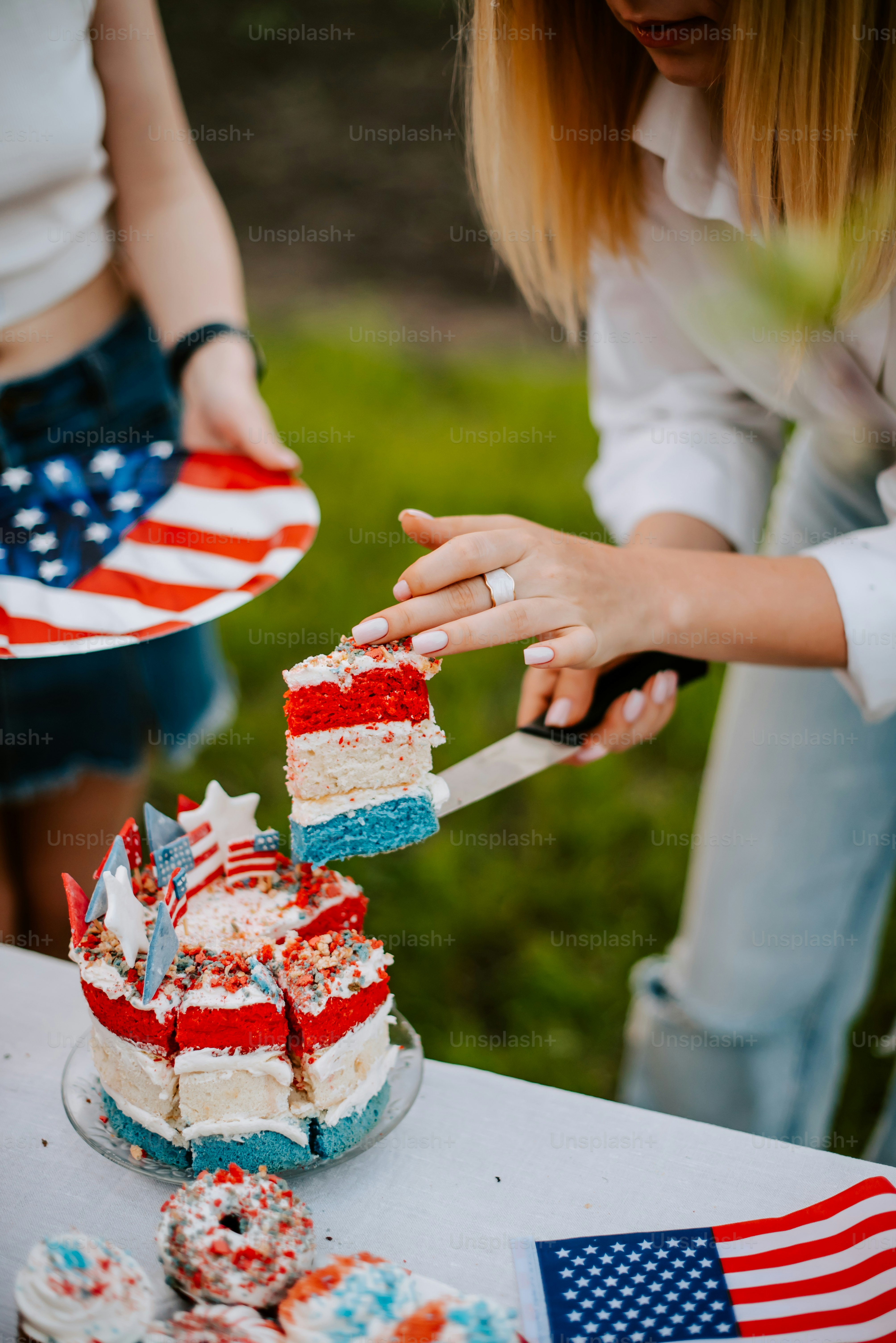 eine frau, die ein stück kuchen mit einem messer schneidet