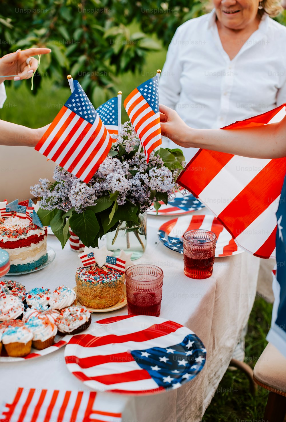 Uma mesa com bandeiras americanas e cupcakes