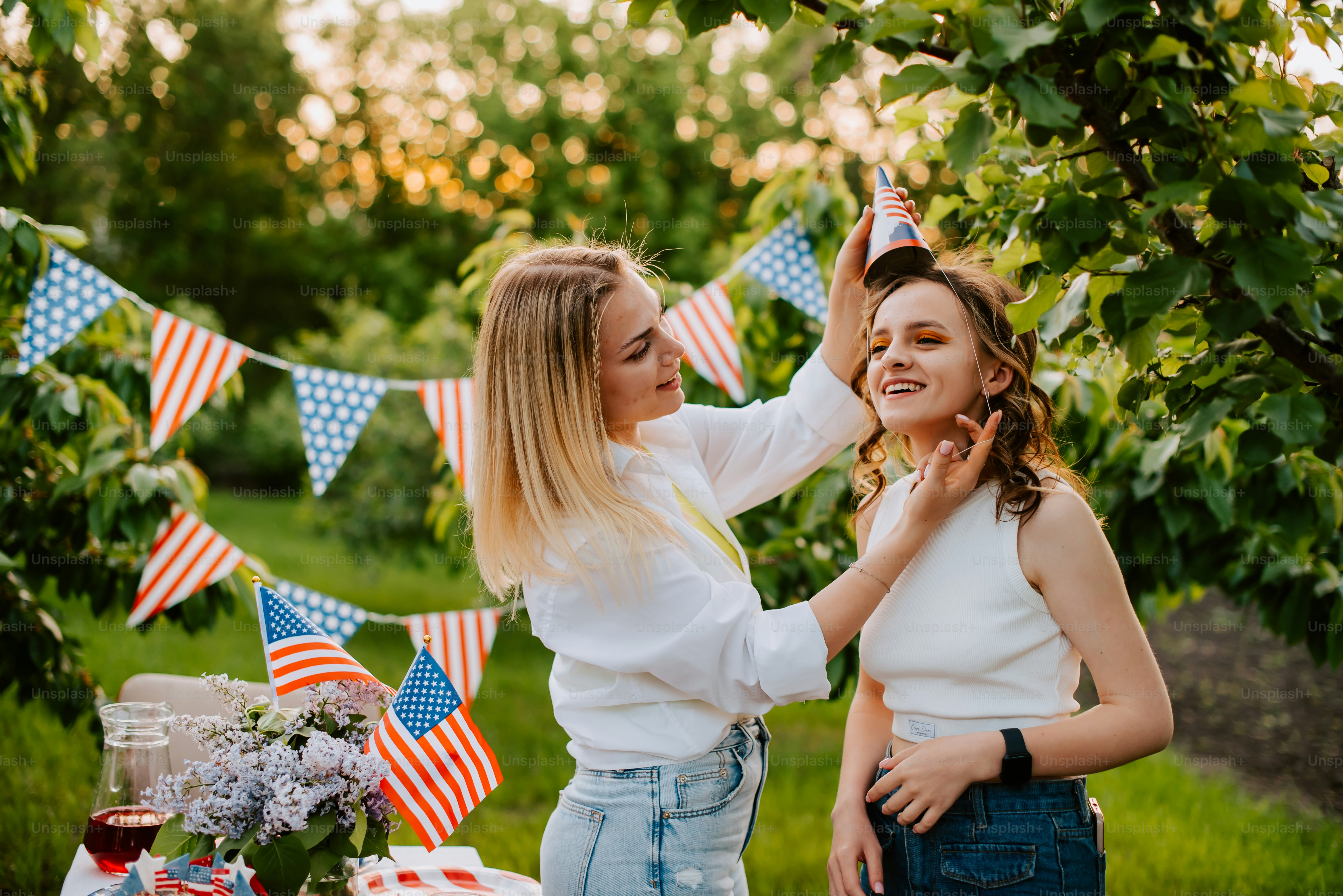 zwei, frauen, stehen, nebeneinander, in, a, feld