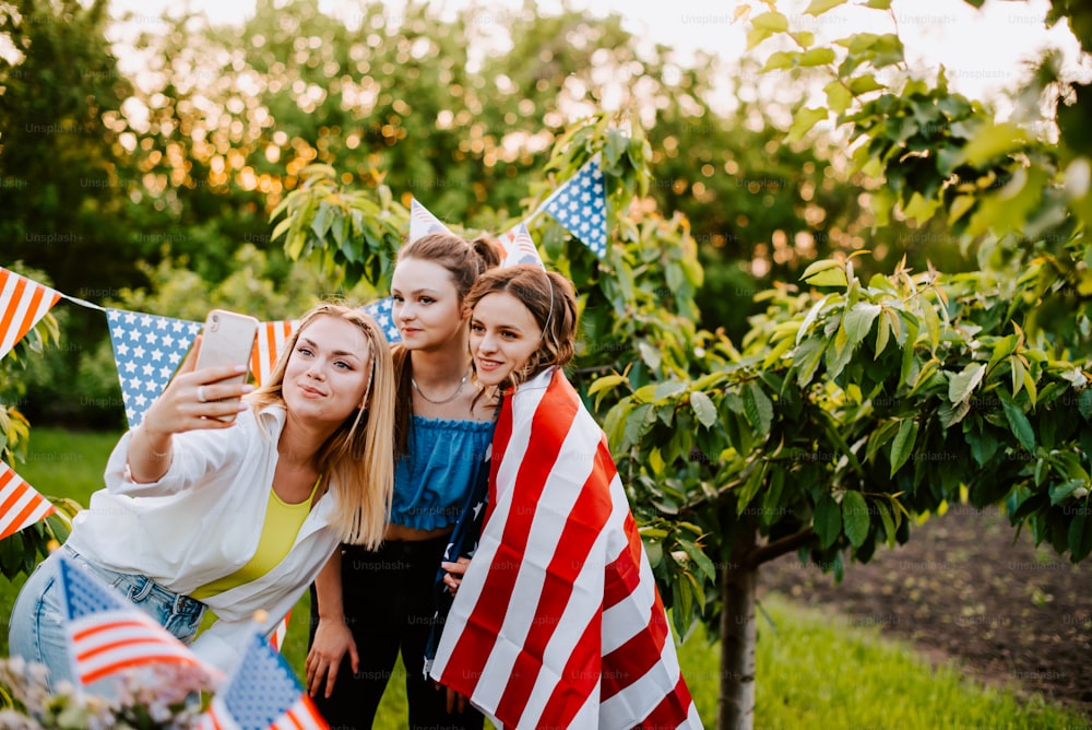 um grupo de mulheres tirando uma foto com um celular