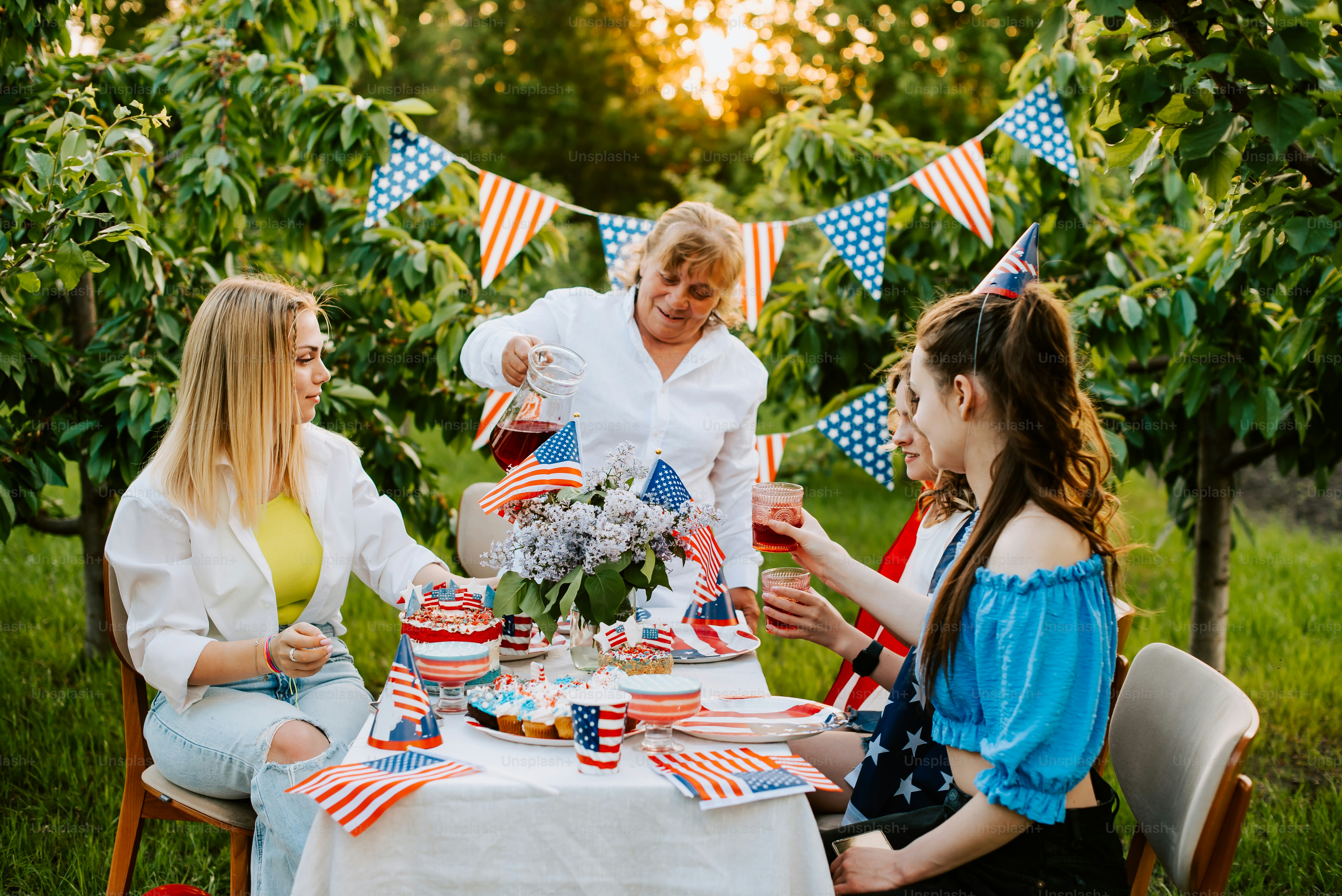 Eine Gruppe von Frauen, die um einen Tisch sitzen