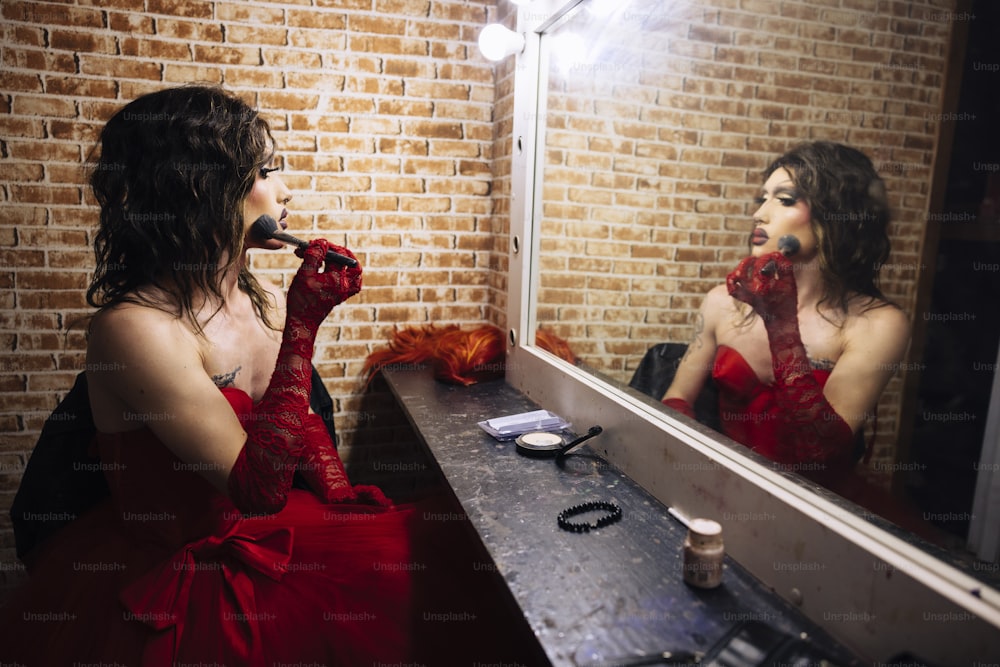 uma mulher em um vestido vermelho escovando os dentes
