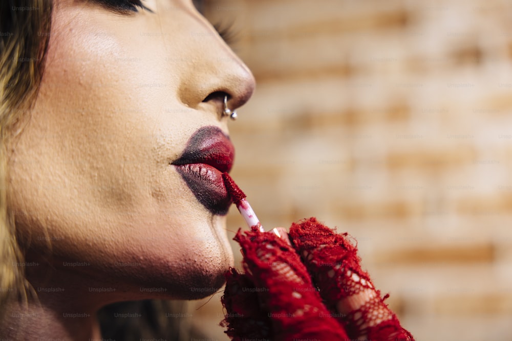 Une femme avec du rouge à lèvres rouge sur les lèvres