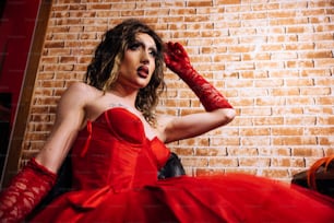 Eine Frau in einem roten Kleid und roten Handschuhen