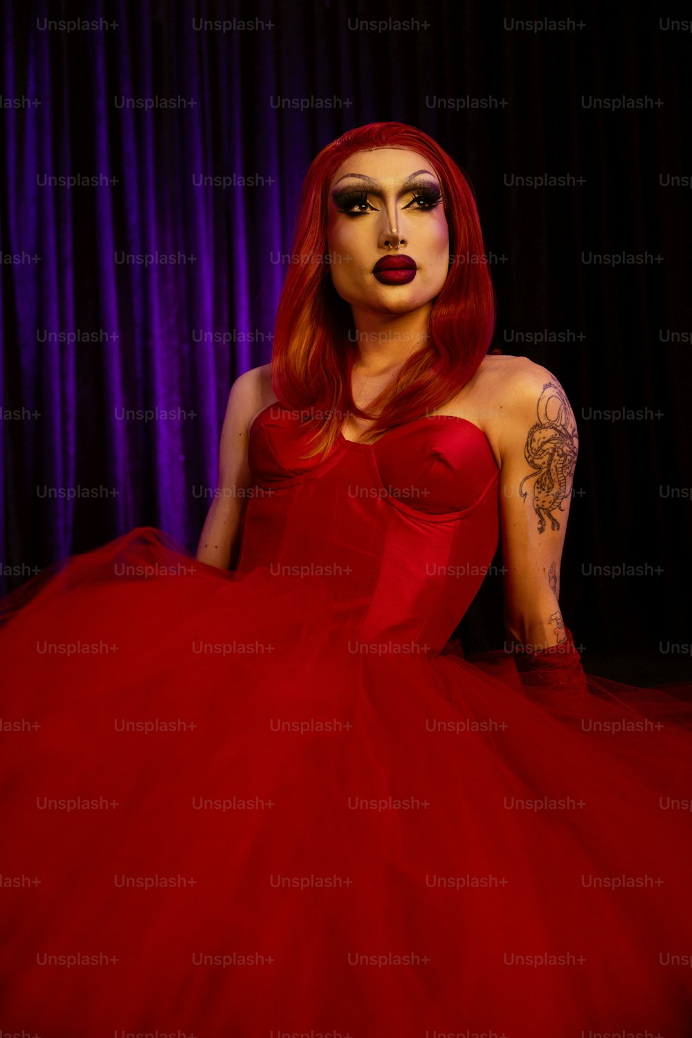 une femme en robe rouge maquillée