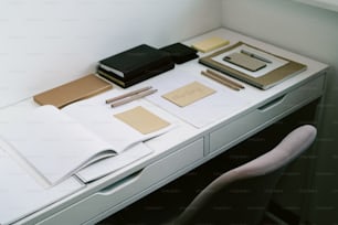 un escritorio blanco cubierto con una computadora portátil
