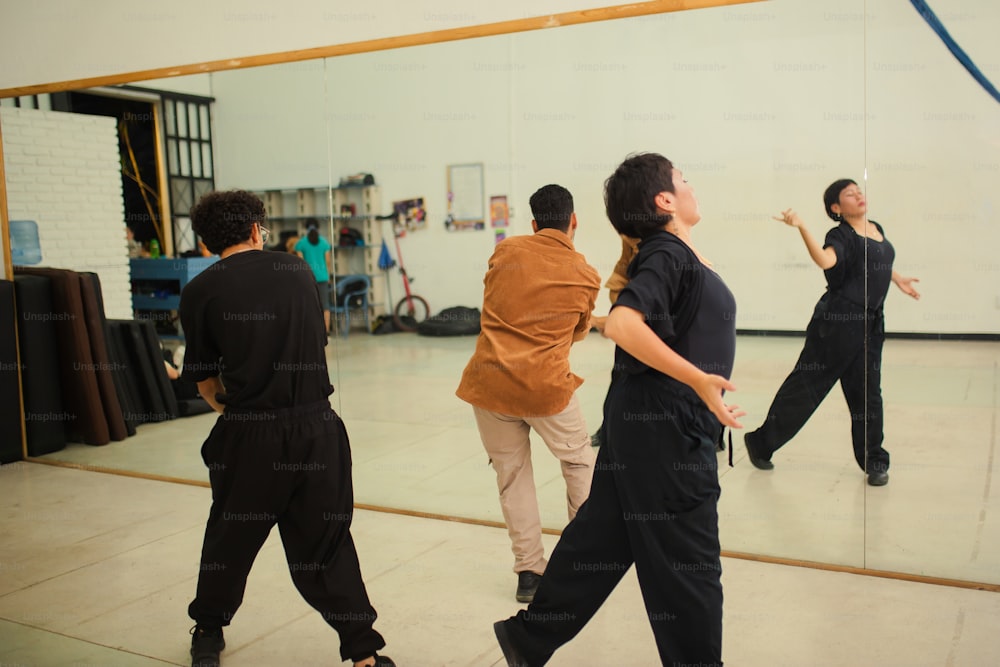 un groupe de personnes dansant dans un studio de danse