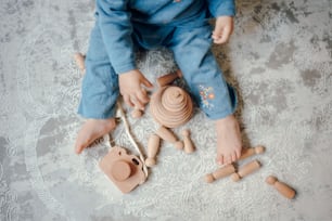 Un bebé jugando con juguetes de madera en el suelo