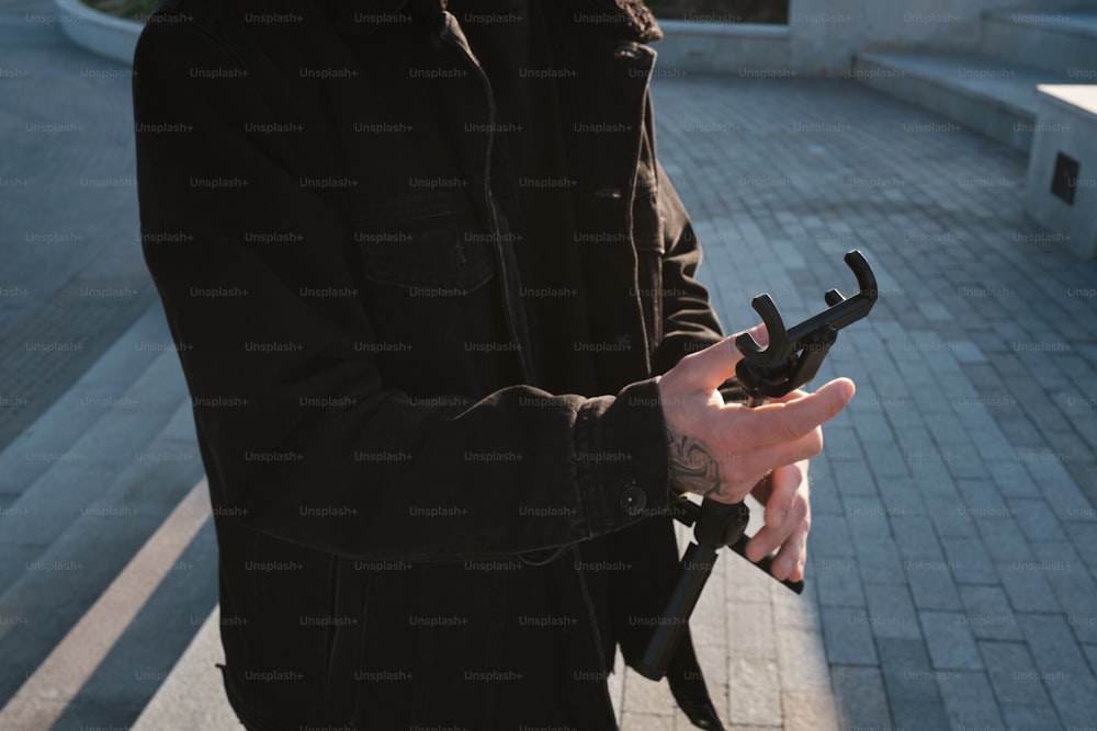 Un homme tenant une arme à la main