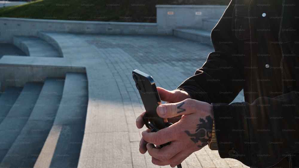 Un hombre sosteniendo un teléfono celular en la mano