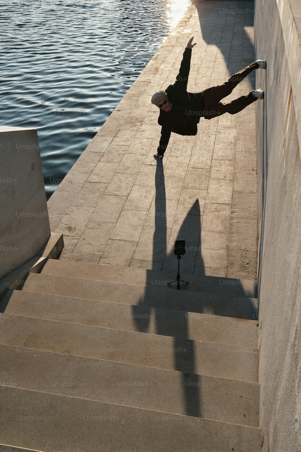 Un uomo che fa un trucco su uno skateboard giù per una rampa di scale