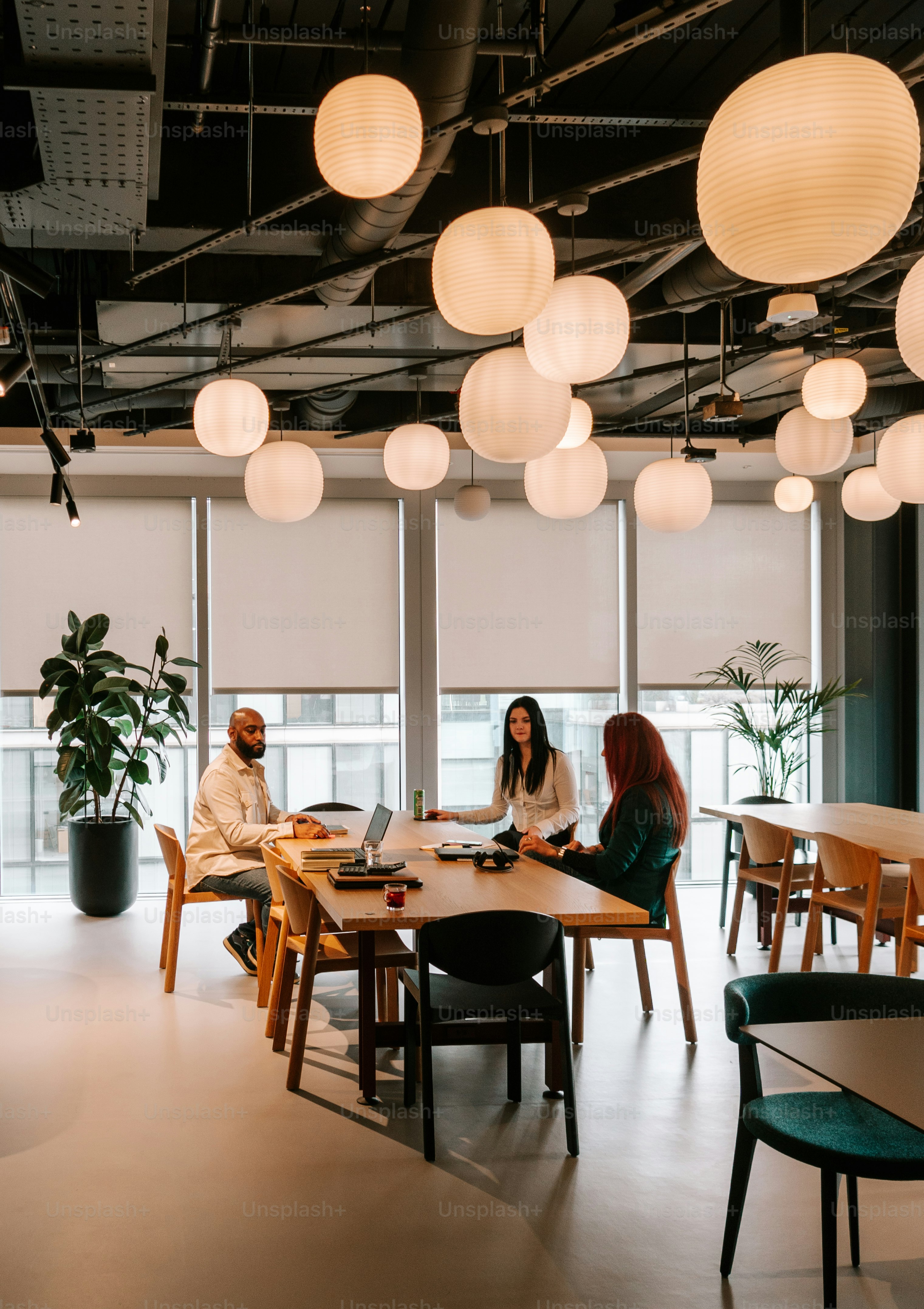 un gruppo di persone sedute attorno a un tavolo di legno