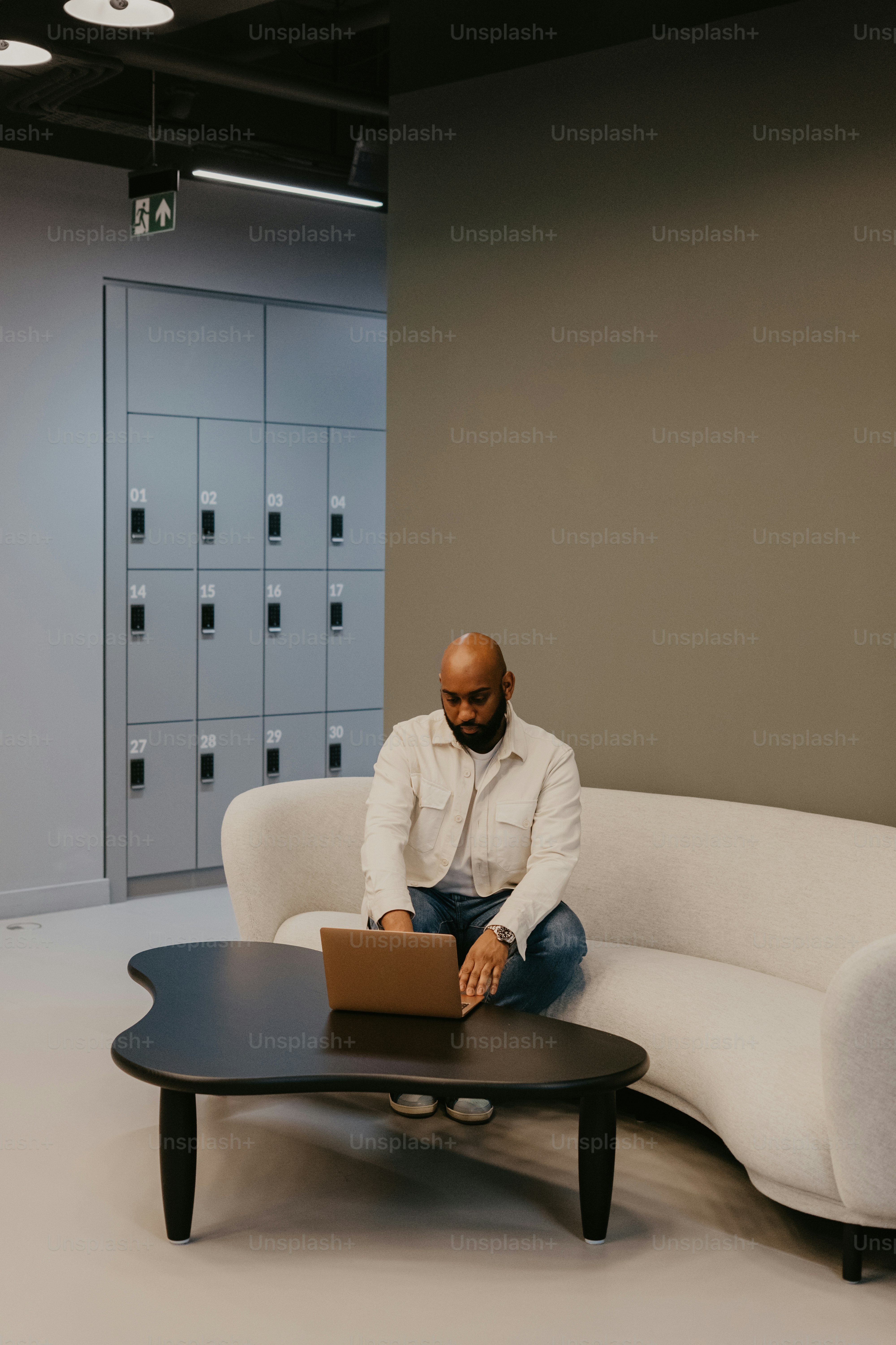 Un uomo seduto su un divano usando un computer portatile