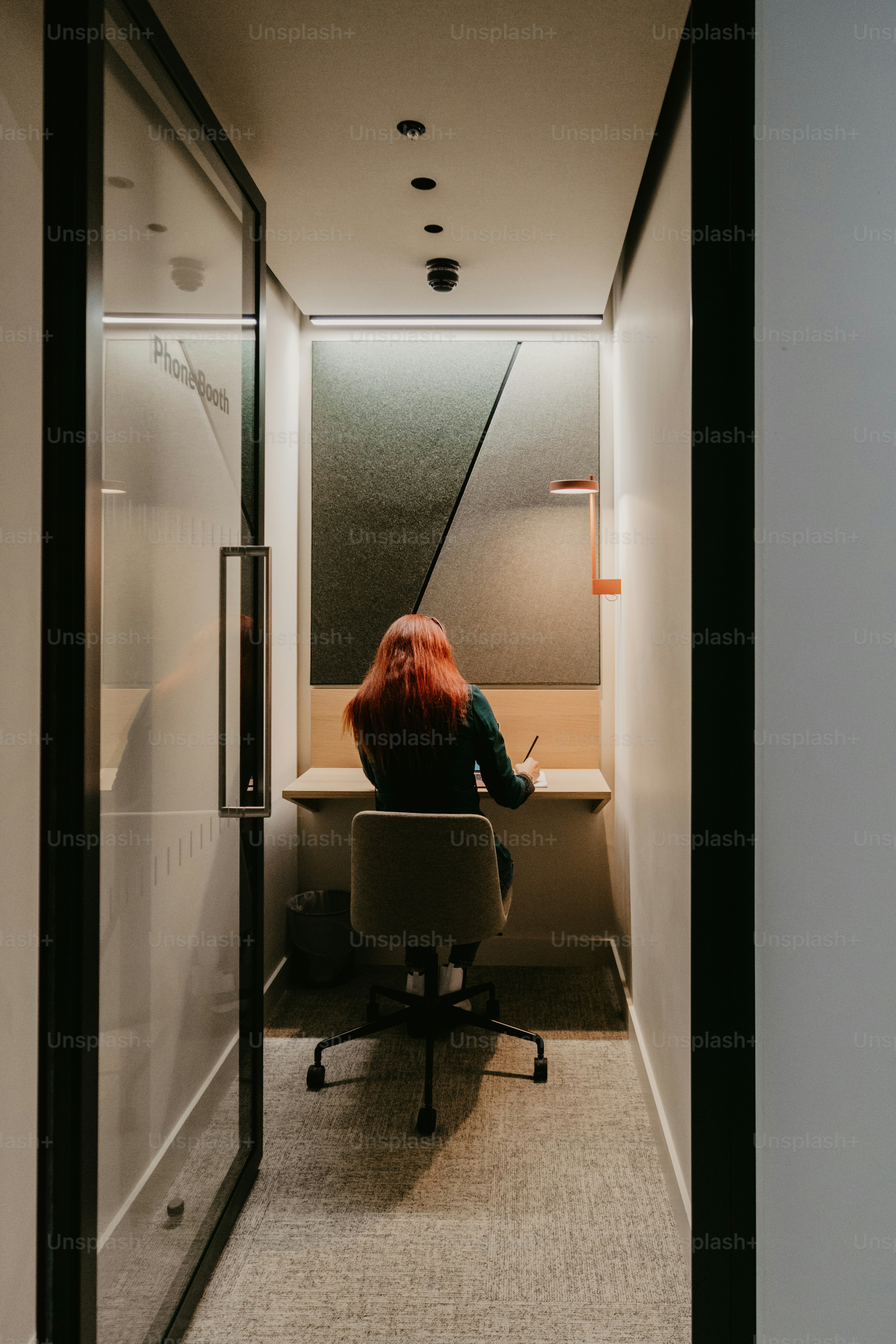 Una donna con i capelli rossi che si siede su una sedia
