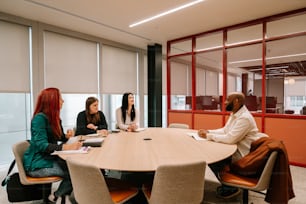un gruppo di persone sedute attorno a un tavolo da conferenza
