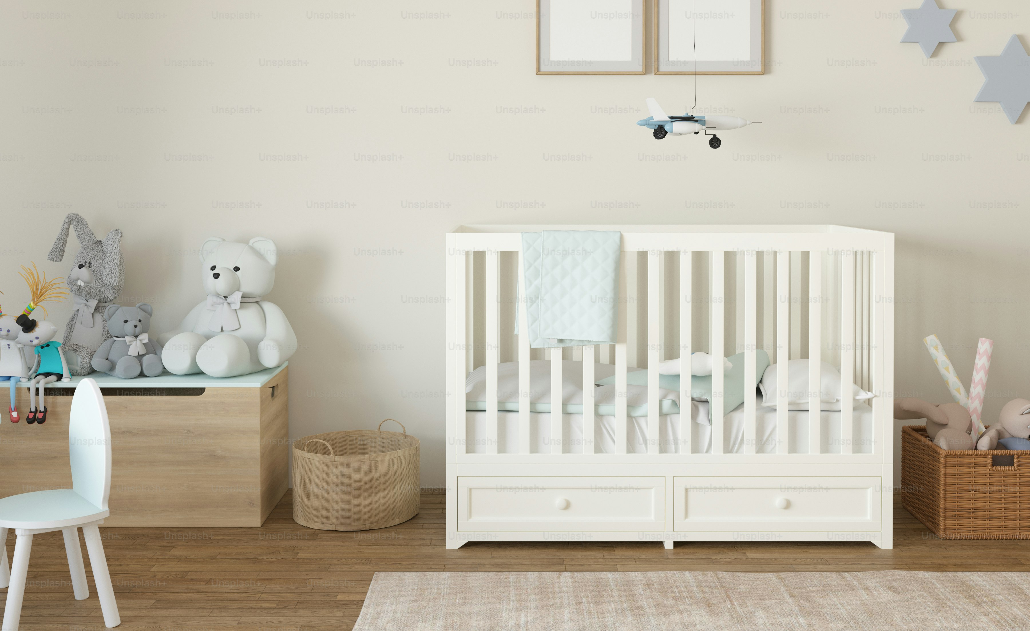 ein Babyzimmer mit Kinderbett, Kommode und Kuscheltieren