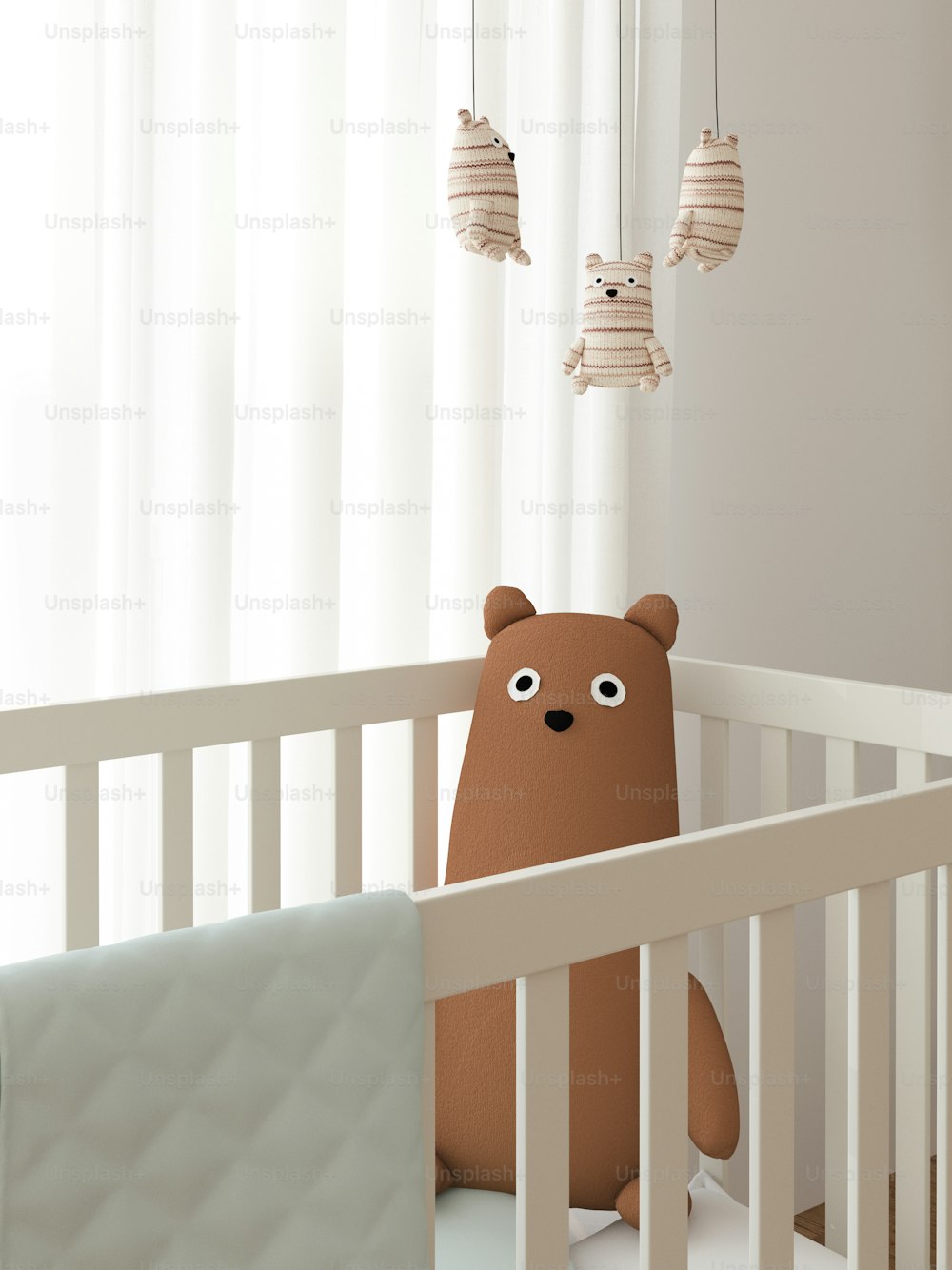 Ein Teddybär, der in einem Kinderbett neben einem Fenster sitzt