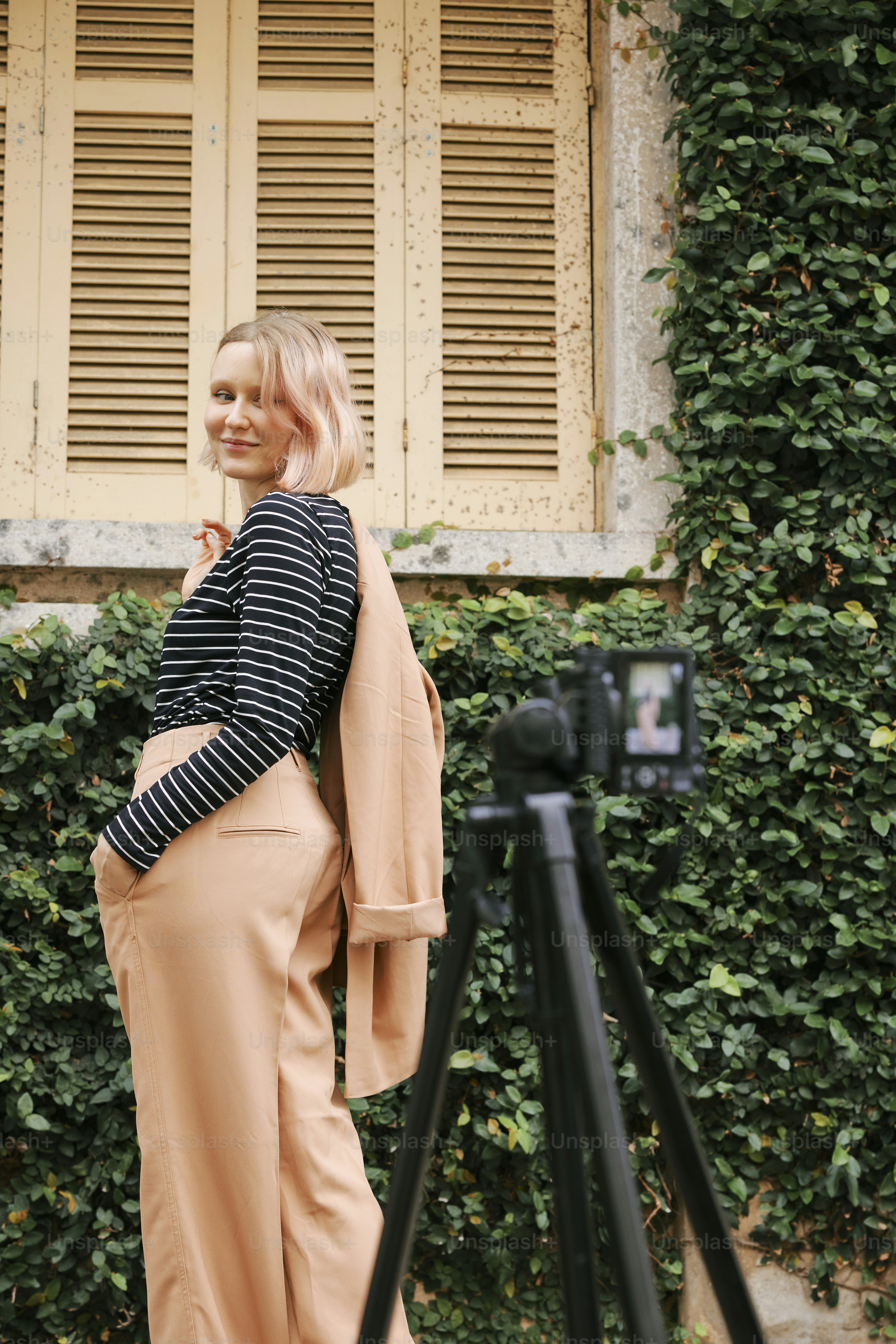 Una donna in piedi davanti a una finestra