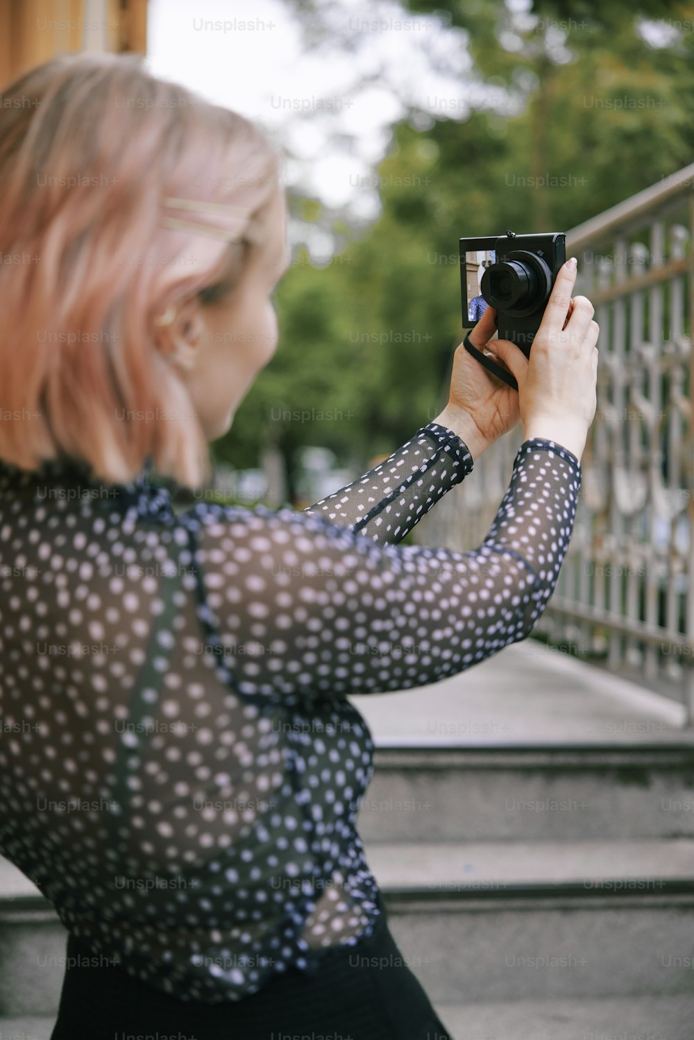 Una mujer tomándose una foto de sí misma con una cámara