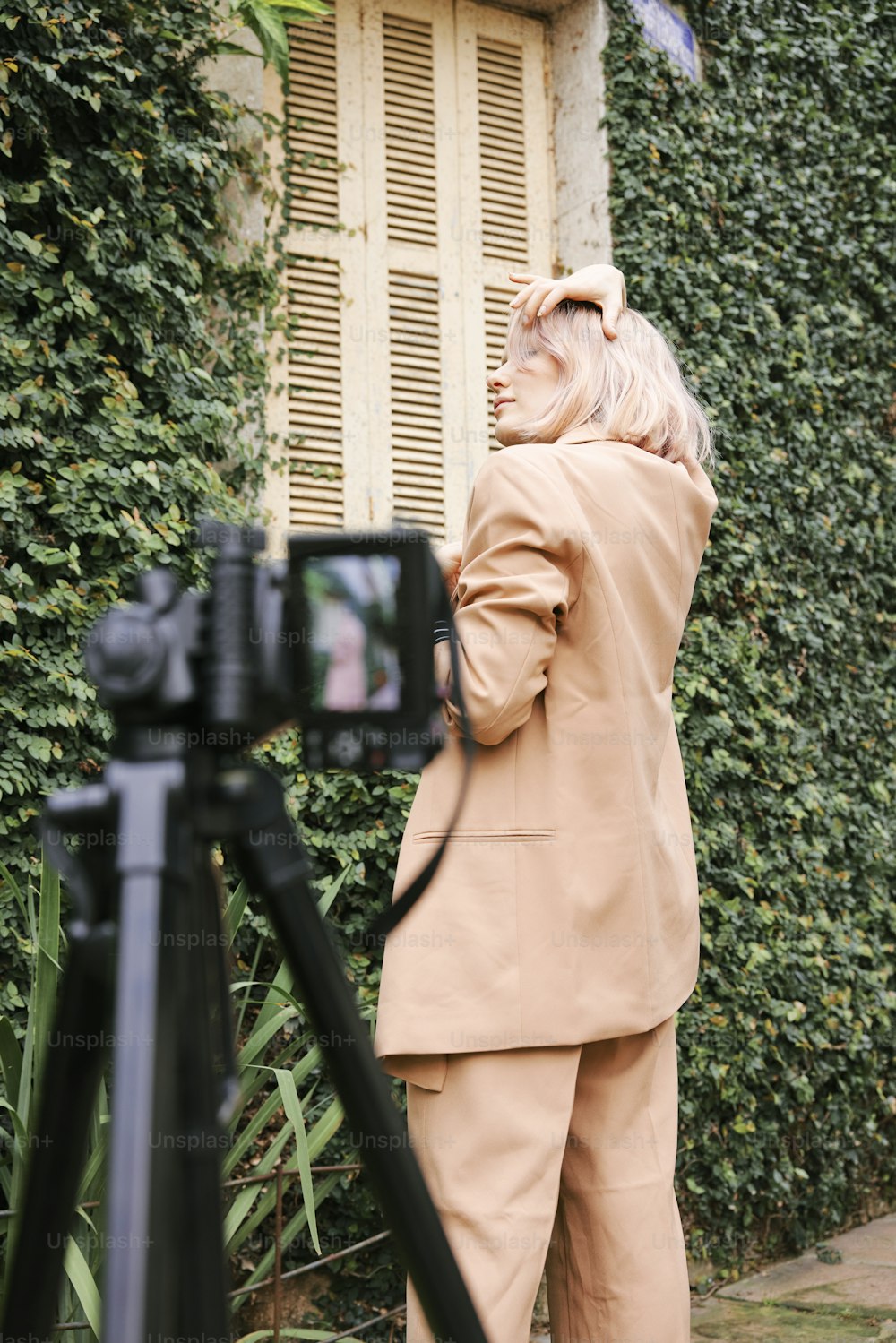 uma mulher em frente a uma câmera tirando uma foto