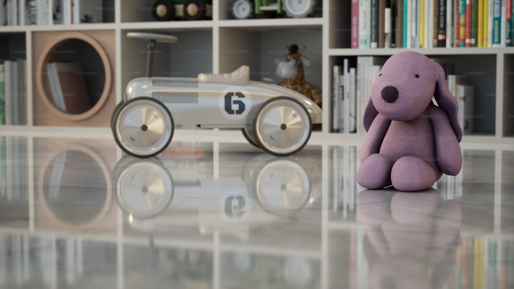 Ein lila Teddybär, der vor einem Spielzeugauto sitzt