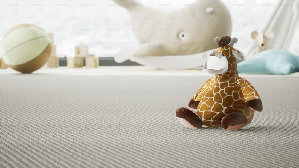 Un animale di peluche di giraffa seduto sopra un letto
