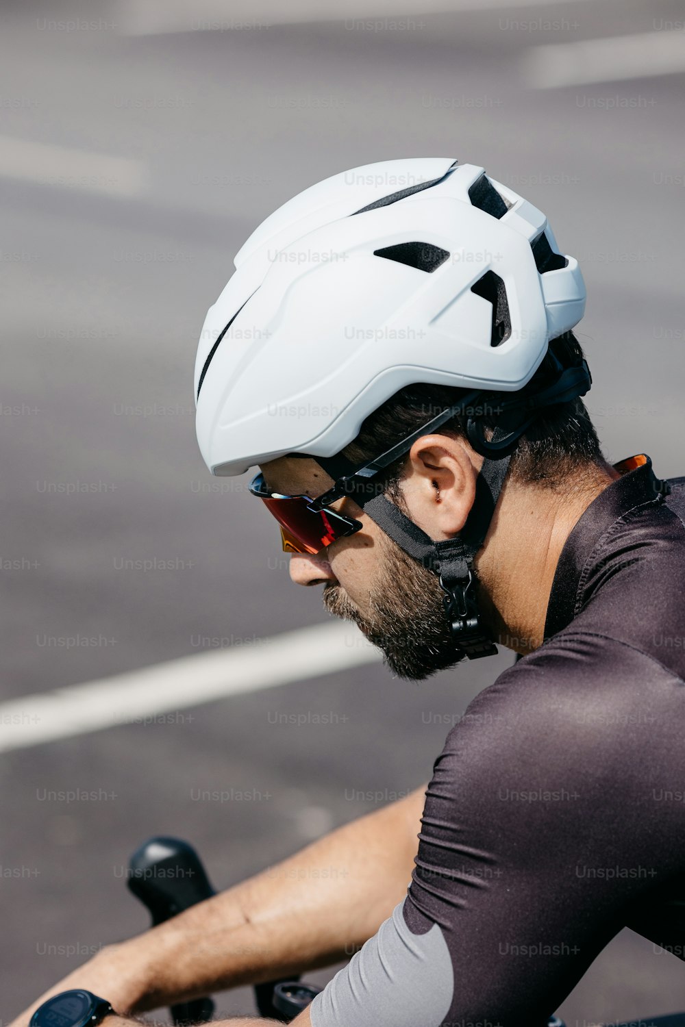 um homem usando um capacete enquanto andava de bicicleta