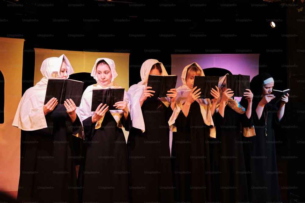 um grupo de mulheres vestidas com trajes de freira