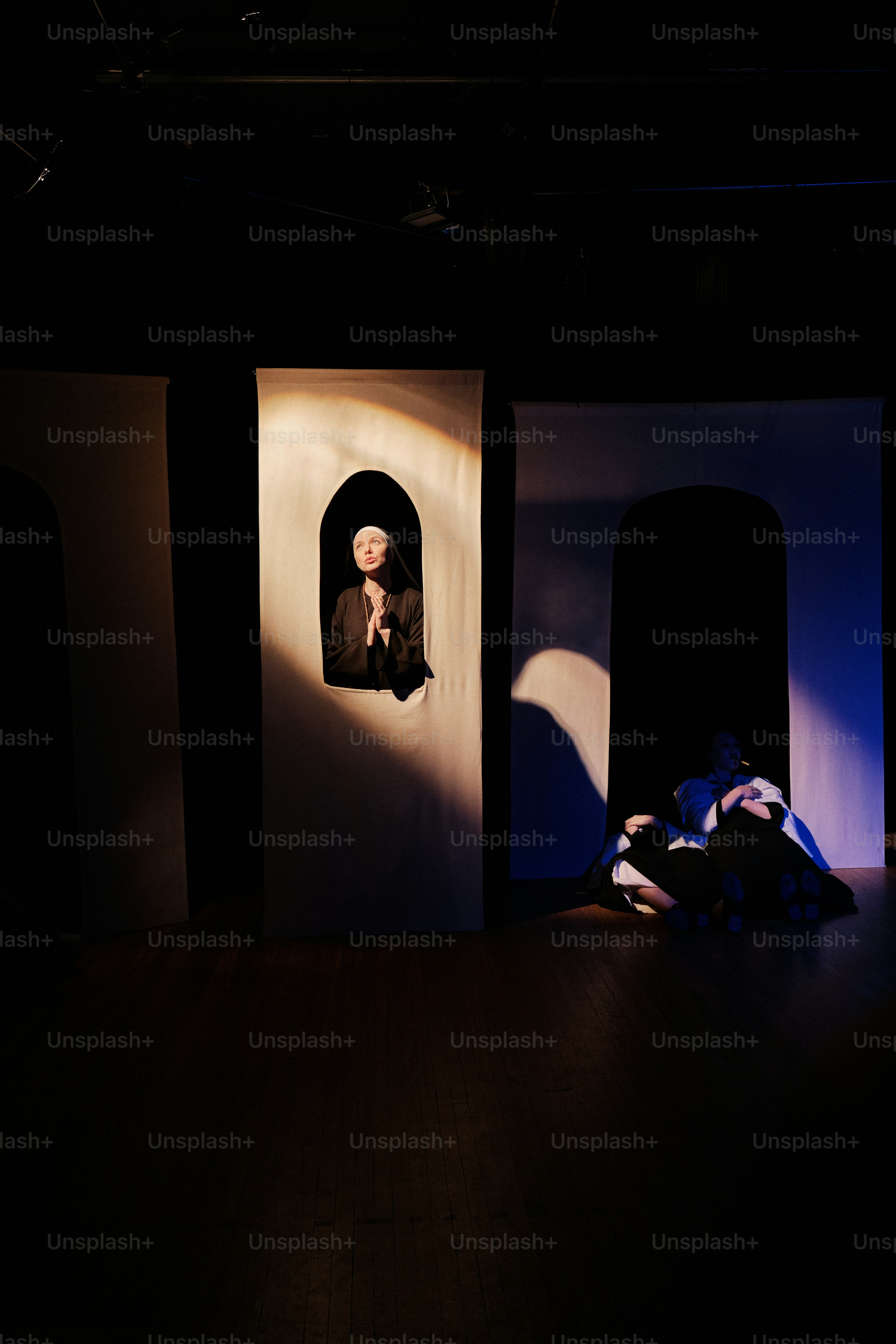 창문에 사람의 그림자가있는 어두운 방