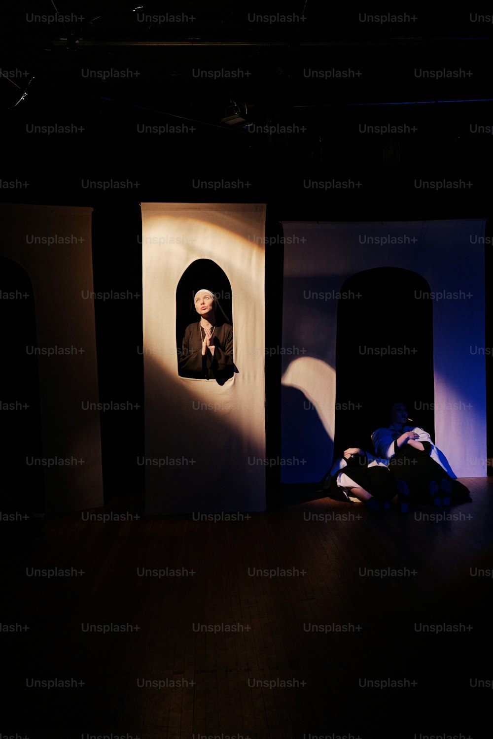um quarto escuro com uma sombra de uma pessoa em uma janela