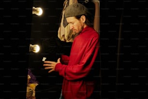 Un homme debout devant un miroir dans une pièce