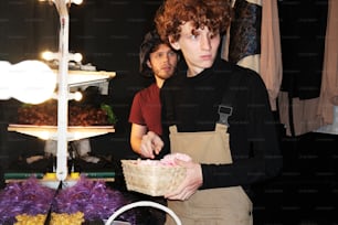 um homem segurando uma cesta de alimentos em frente a um espelho