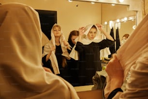 Un gruppo di donne in piedi davanti a uno specchio