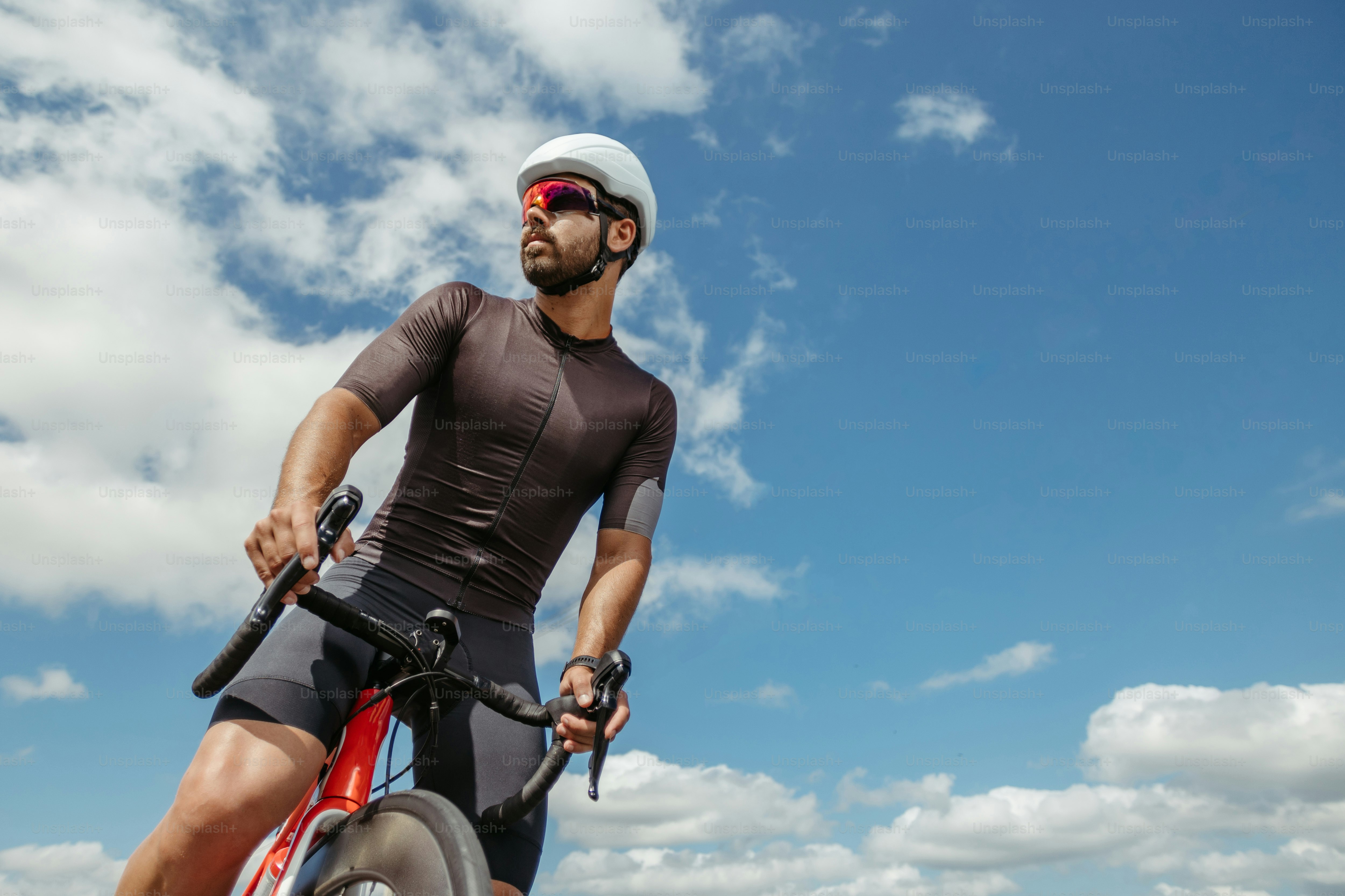 um homem andando de bicicleta com um capacete ligado