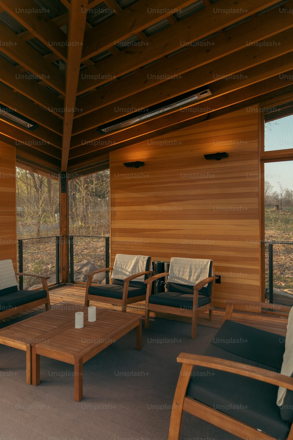 un salon avec des murs en bois et des meubles