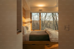 침대와 대형 창문이 있는 침실