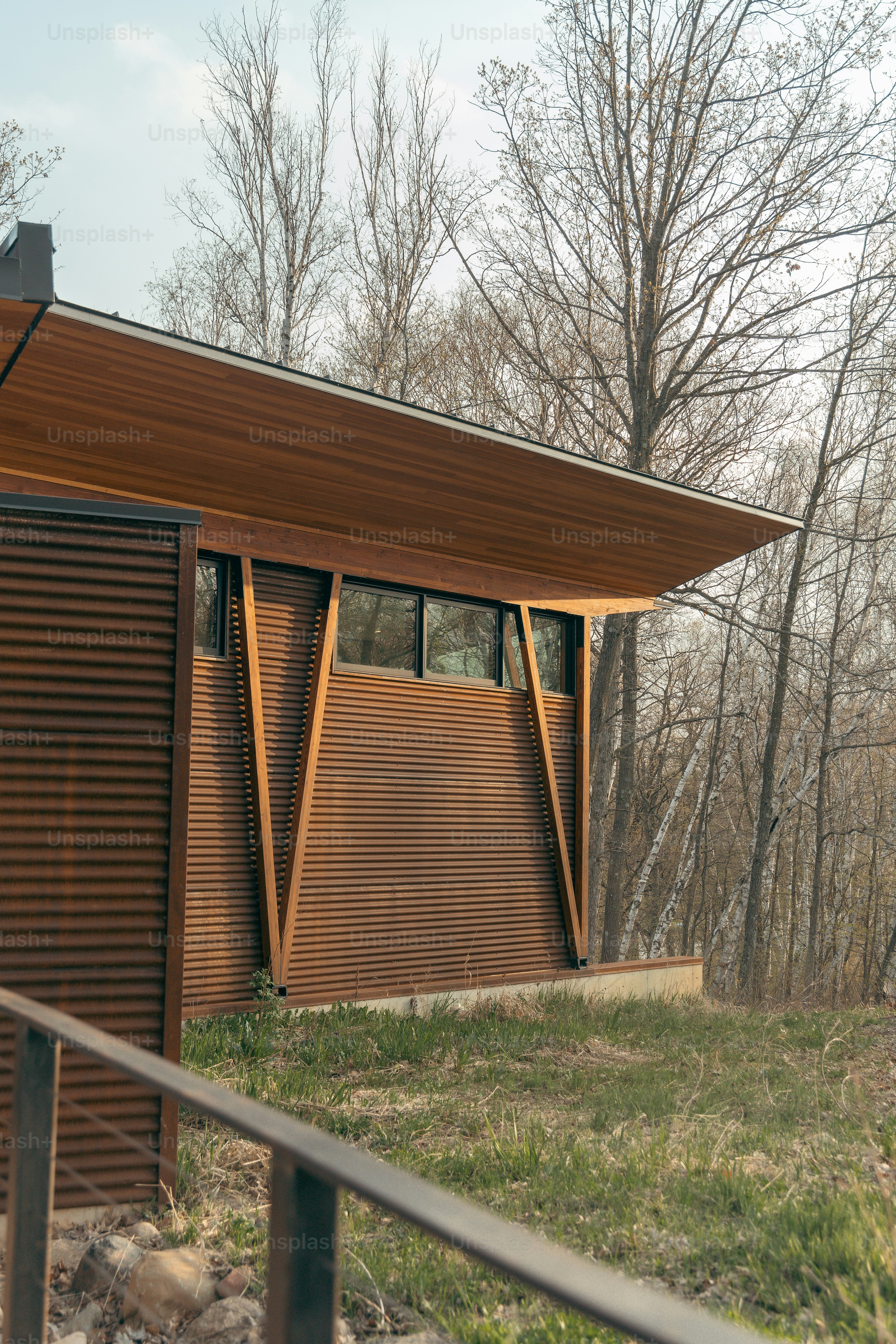 Eine Holzkonstruktion mitten im Wald