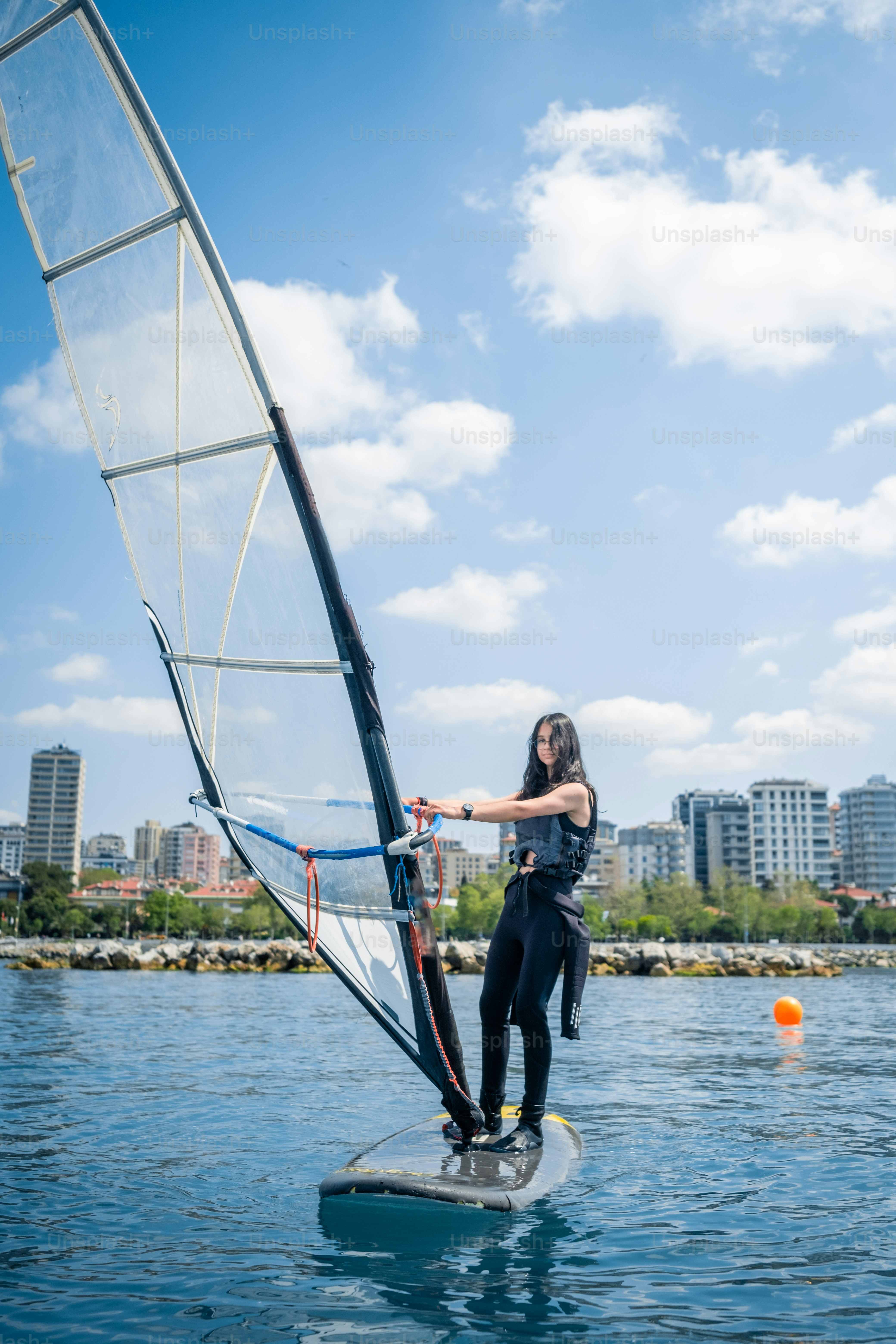 Frau Windsurfen an einem sonnigen Tag