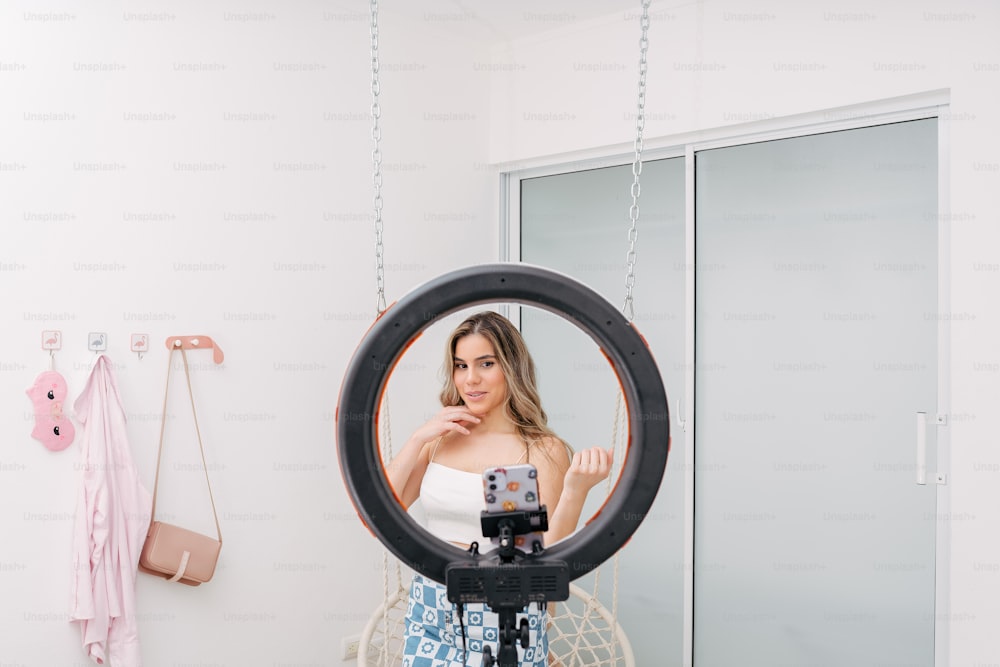uma mulher tirando uma foto de si mesma em um espelho